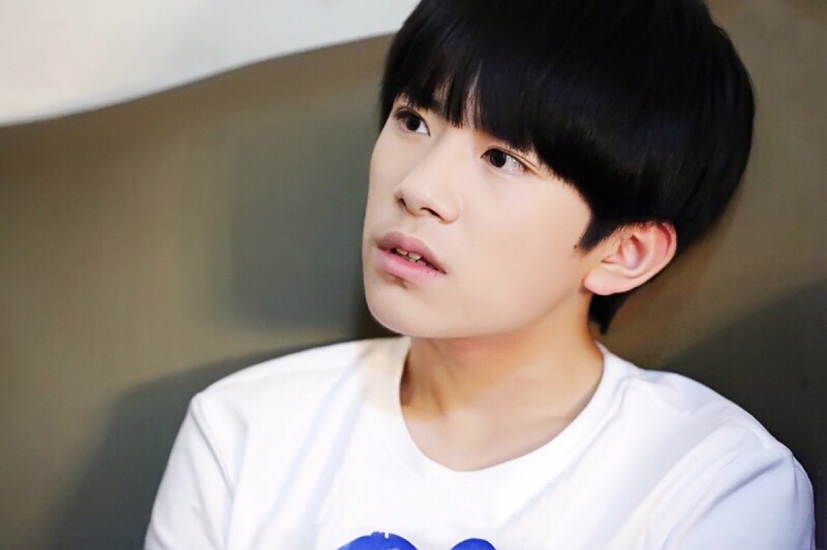 易烊千玺 tfboys cr: logo