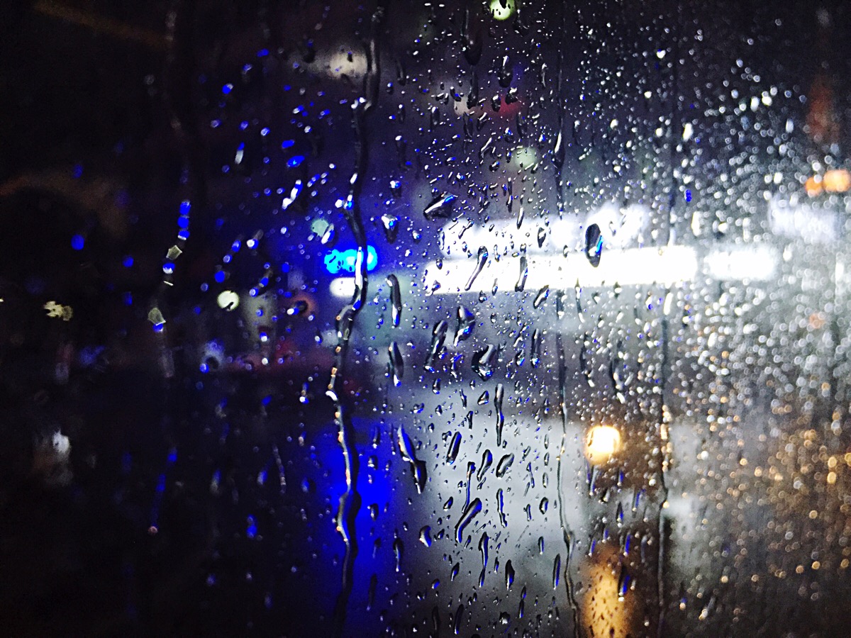 朋友开车送我去车站,一上车暴雨来袭,一到站雨就停了.