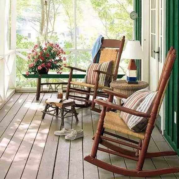 一把摇椅,一张小藤桌,不管是喝茶,看报纸,还是赏花看风景,想想就很