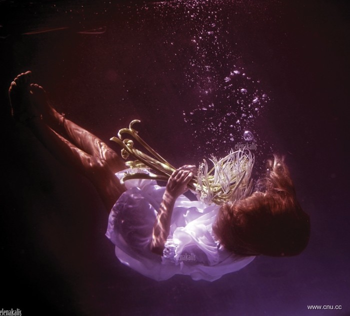 俄罗斯摄影师elena水下作品 个人觉得唯美的作品 与花沉睡的睡美人
