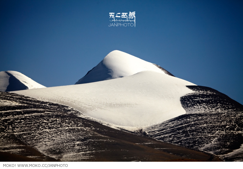 西接冈底斯山脉,东南延伸与横断山脉伯舒拉岭相接 中部略为向北凸出