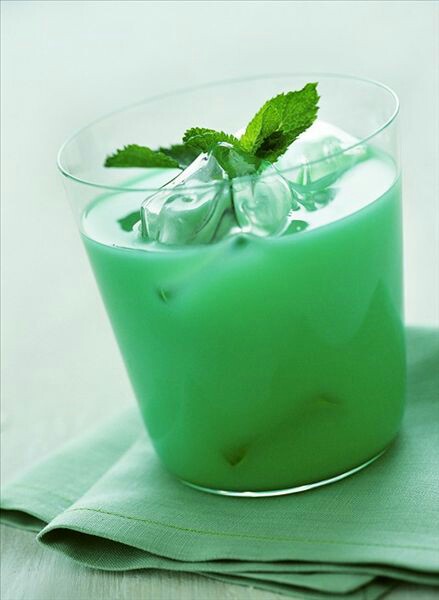 【鸡尾酒 甜品】 『绿色蚱蜢』 调制方法 将1盎司绿色薄荷酒倒入shake