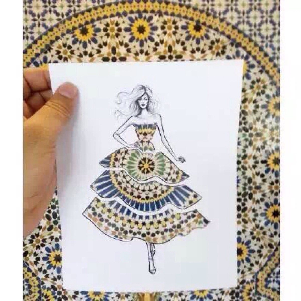 阿拉伯插画师shamekh把插画上的服装镂空后,放在自然景色前,礼服看