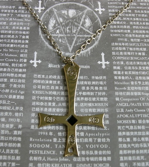 正十字代表耶和华的仁慈, 那么这逆十字就代表撒旦的救赎.