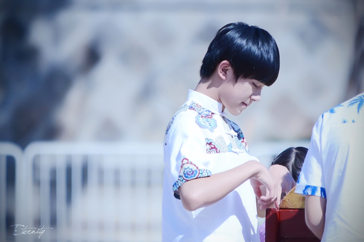 易烊千玺 #tfboys易烊千玺 #tfboys 电脑桌面壁纸桌面背景 高清 美颜