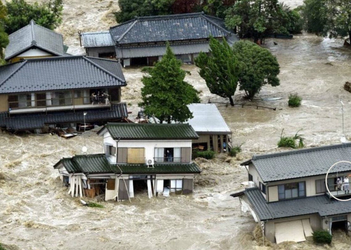 在特大暴雨中,山洪暴发,鬼怒川决堤,栃木,茨城多处房屋被冲毁,猝不及