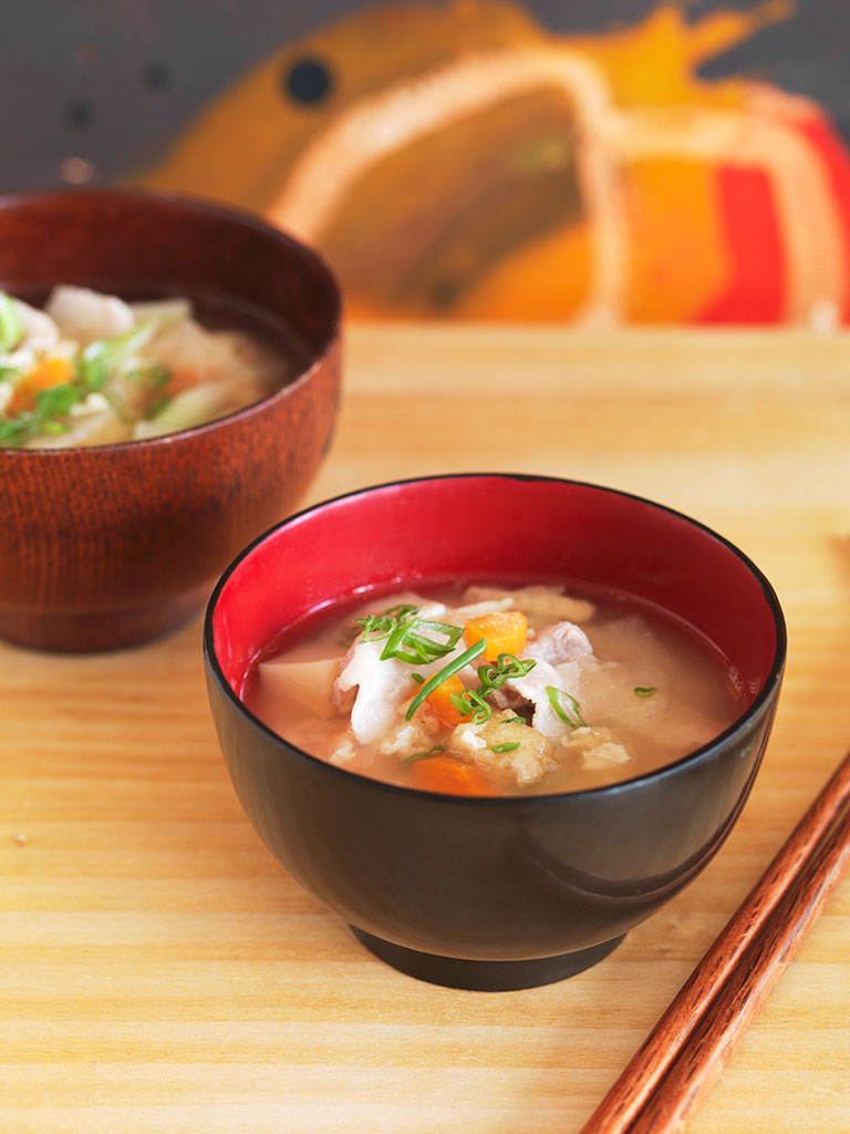 在日本,味噌是最受欢迎的调味料,它既可以做成汤品,又能与肉类烹煮成