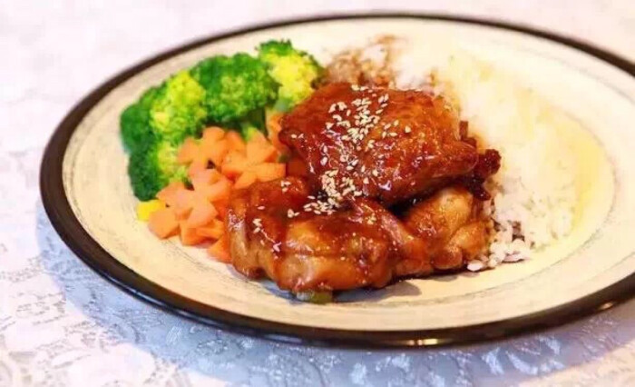 【照烧鸡饭】食材:照烧酱,鸡腿1个,胡萝卜半根,西兰花,蒜,姜末少许