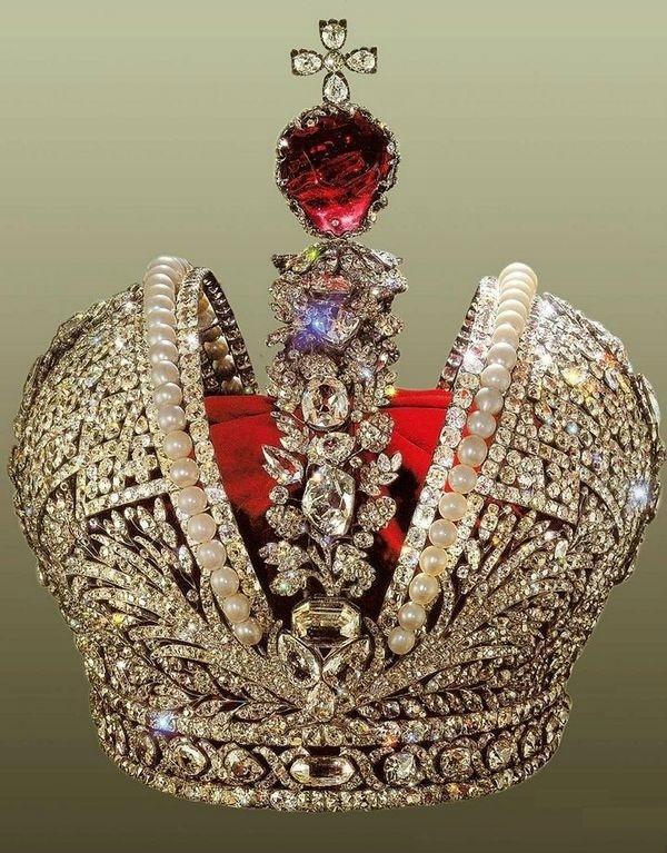 通常皇后的冕冠要小于沙皇冠.