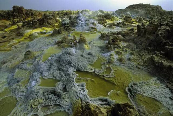 极高的温度,和独有的地貌特征而闻名,多座火山埋藏在千米厚的盐层地下