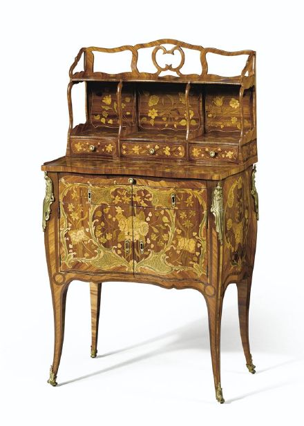 在造型设计方面,路易十五时期的家具完全抛弃了古典主义的希腊,罗马式