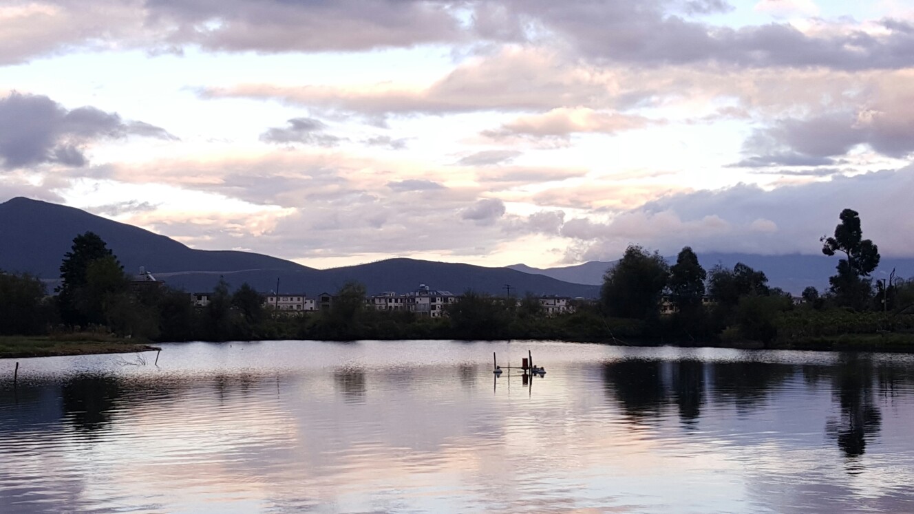 完全借助水面倒影,水天比例7:3or6:4,主体在水和倒影.