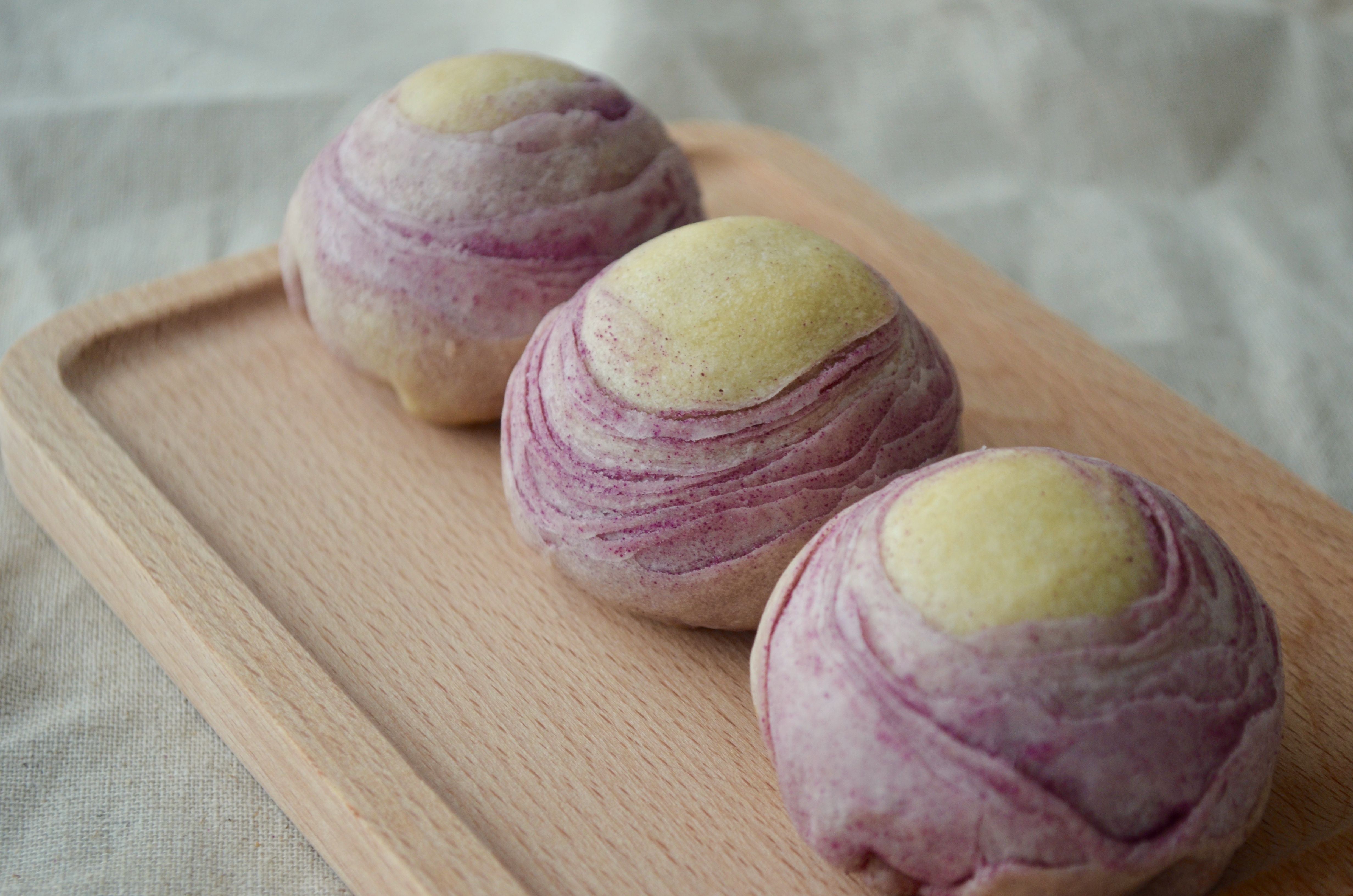 3色蛋黄酥,数紫薯的最好做,也最好看,在油酥里放紫薯粉