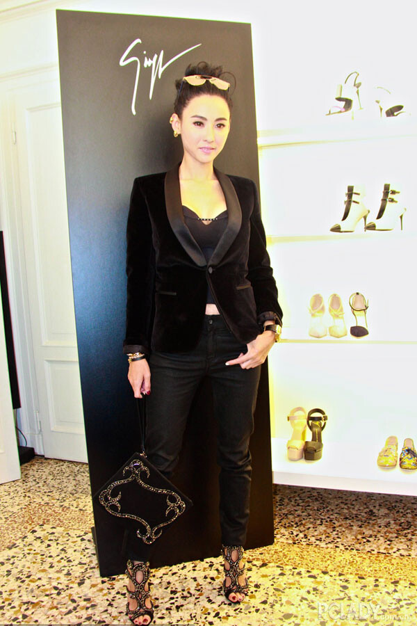 张柏芝——黑色天鹅绒修身西装搭配同色系紧身裤,高跟鞋和手包奢华