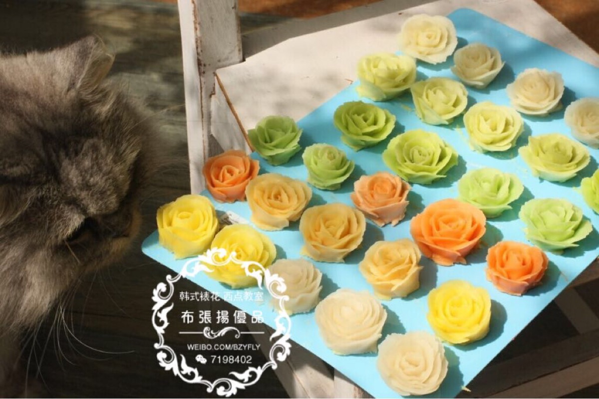 韩式裱花豆沙花,小朵好奇的跑过来看看