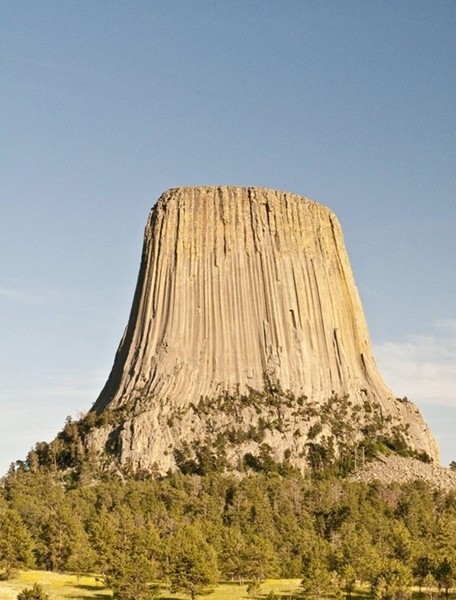 魔鬼塔 devilstower 是美国怀俄明州的一座火成侵入岩或火山颈.