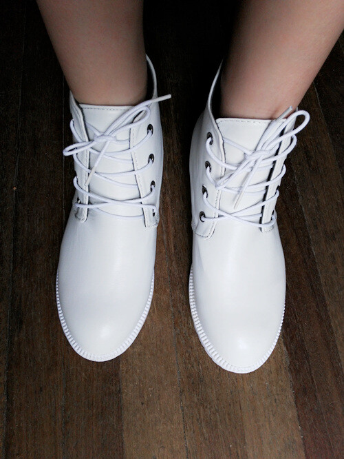 小白鞋,很便宜,下雨天穿真是太不错了嘻嘻-堆糖
