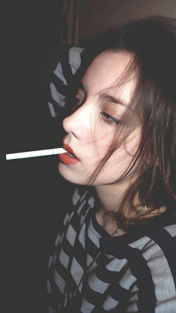 欧美个性壁纸 女孩与烟