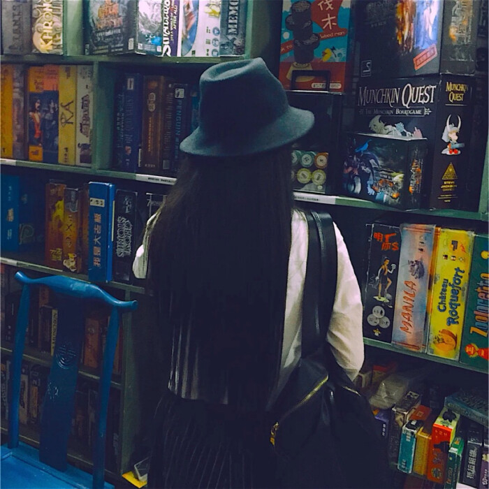 女生头像 #背影 #黑色 #复古 #背景 #壁纸 #锁屏 #图转自朋友相册