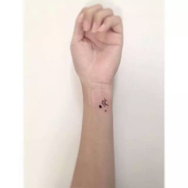 tattoo* 手腕内侧的小纹身