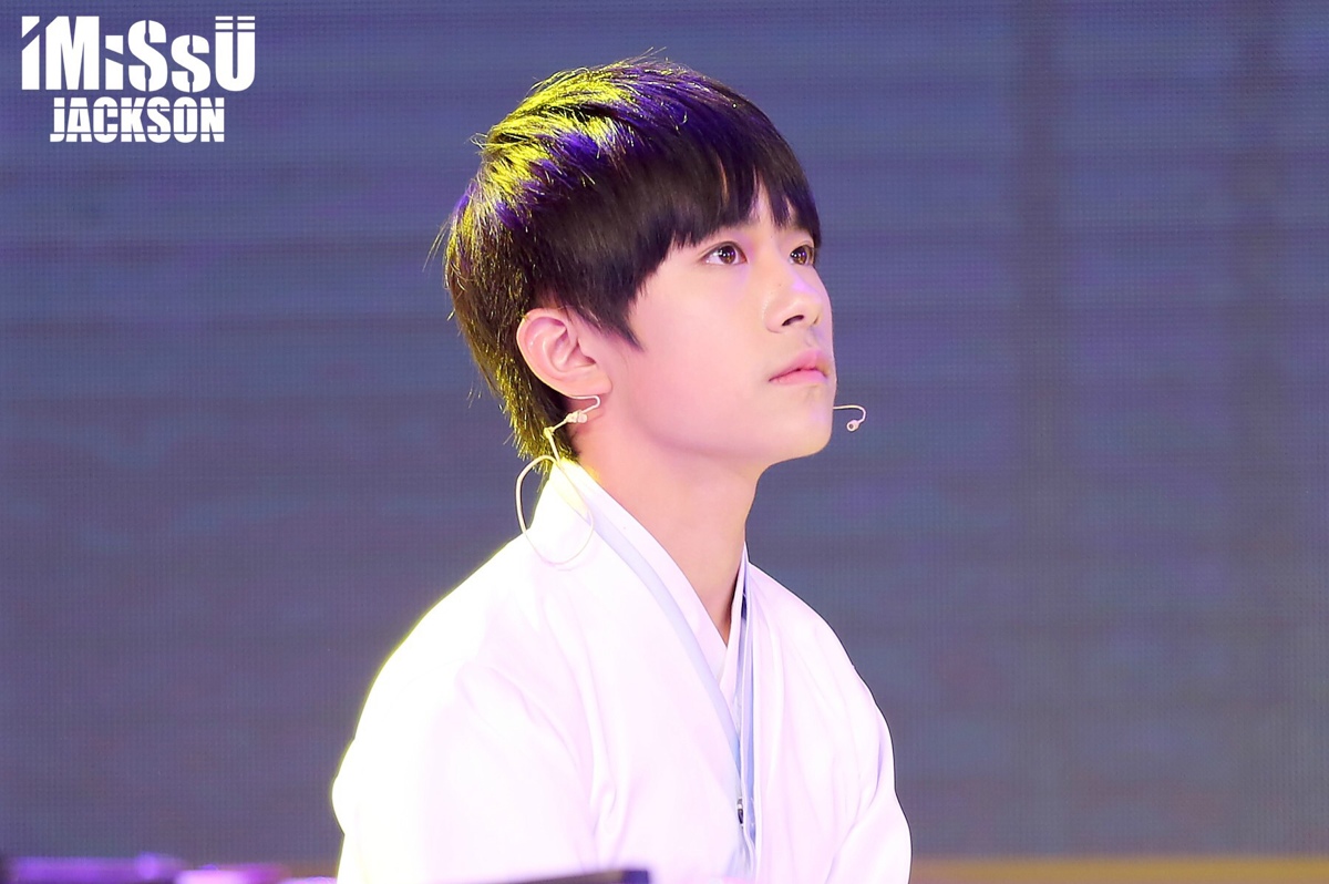 易烊千玺 #tfboys易烊千玺 #tfboys 电脑桌面壁纸桌面背景 高清 美颜