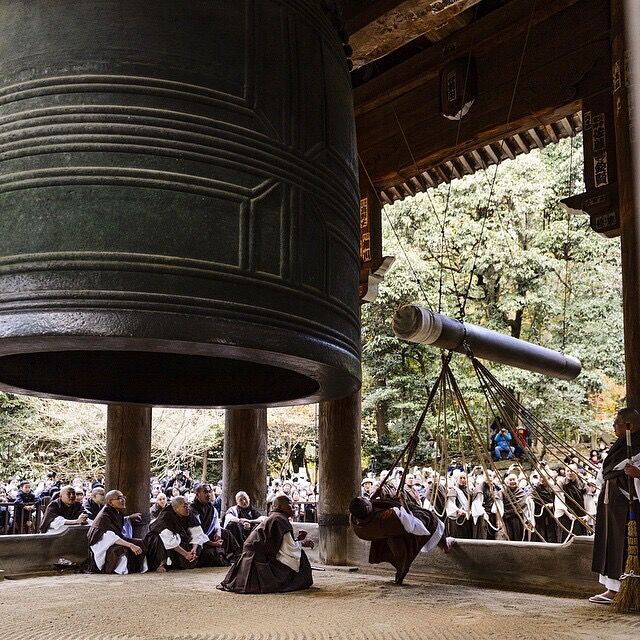 除夕晚上,日本人称之为"除夜",午夜时分,寺庙香烟缭绕,钟声齐鸣,日本