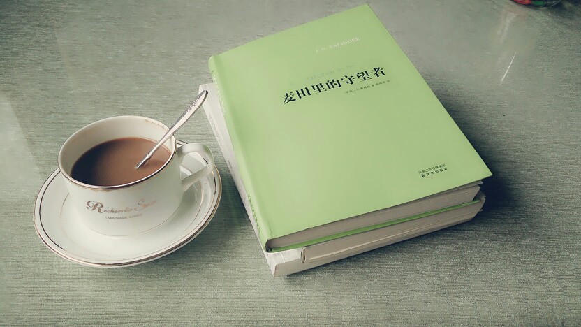 一个人,一杯咖啡,不够,还要一本书
