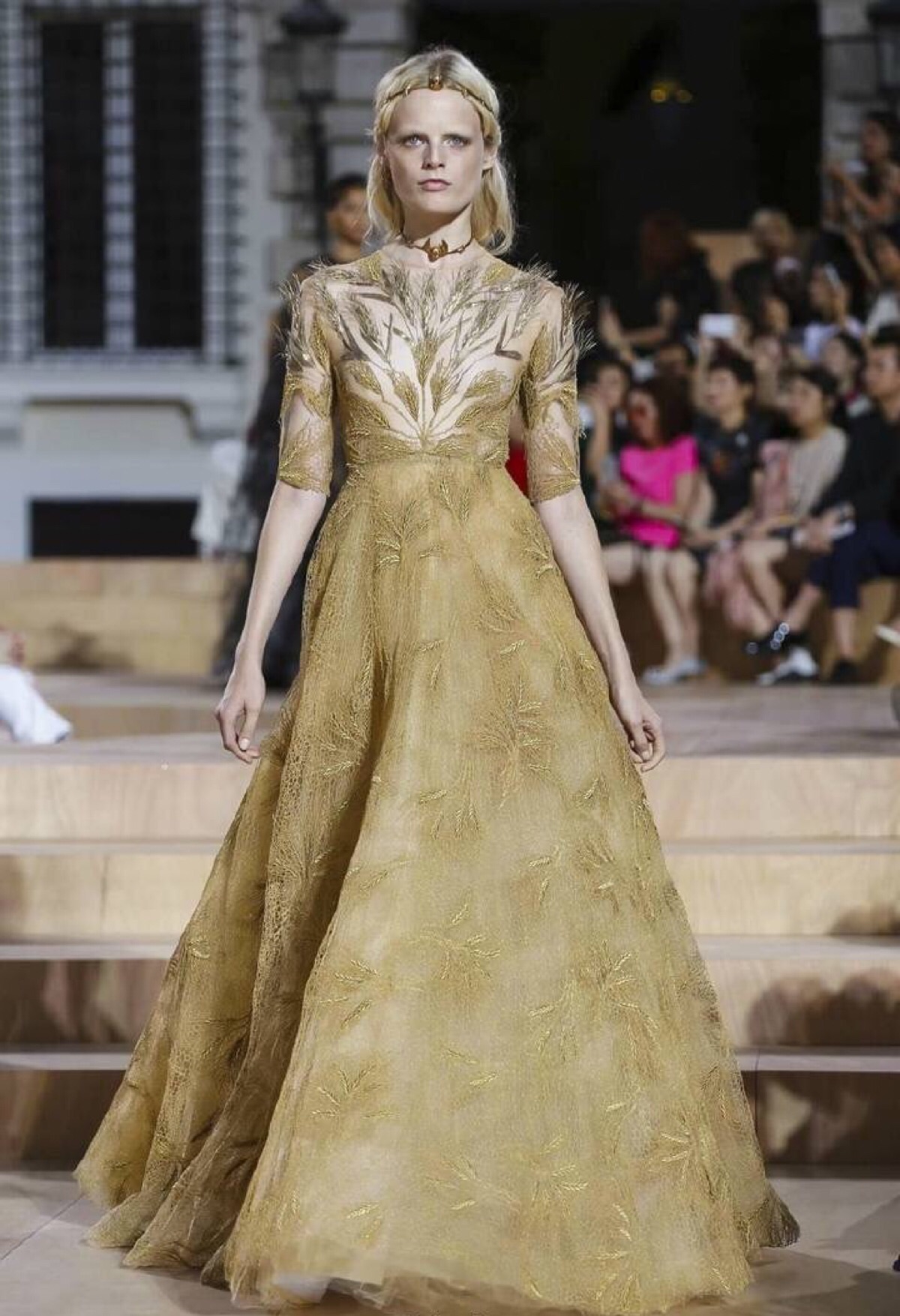 valentino couture fall 2015 在上季春夏高定带来一系列如痴如梦的