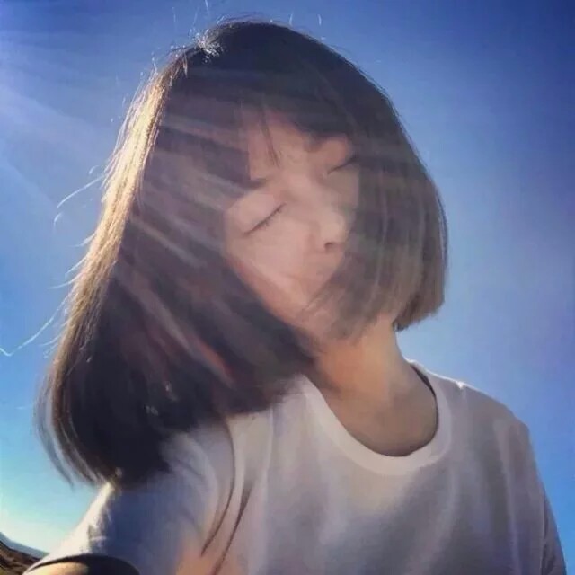 享受阳光短发女生头像