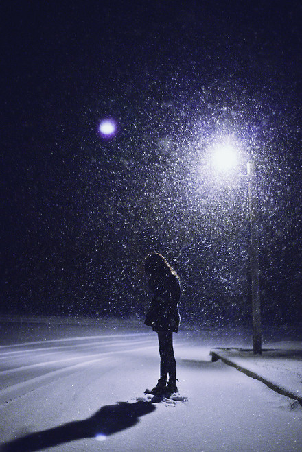 路灯下的飘雪