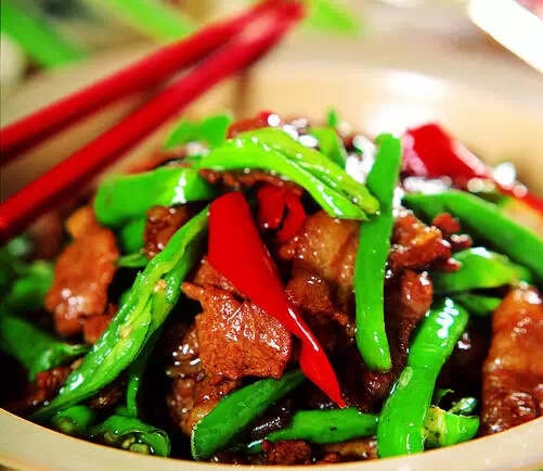 【农家小炒肉】- 【食材】: 五花肉500g,红椒适量,尖椒适量,青蒜适量