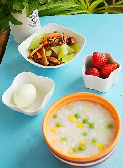 营养早餐 16,玉米青豆粥 胡萝卜莴笋炒笋 白煮蛋 草莓