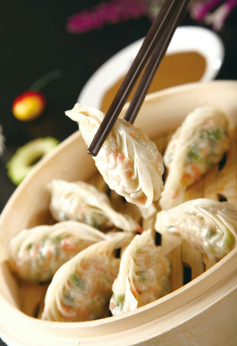 『一品蒸饺 面粉和成热水面团待用.