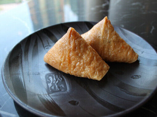 【豆腐皮寿司】材料:米饭,洋葱,胡萝卜,三角豆腐皮,紫菜末,香油,芝麻