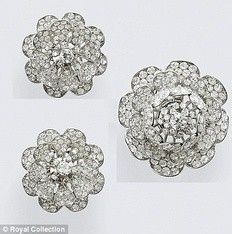 英国女王伊莉莎白二世的钻石花朵胸针-堆糖,美