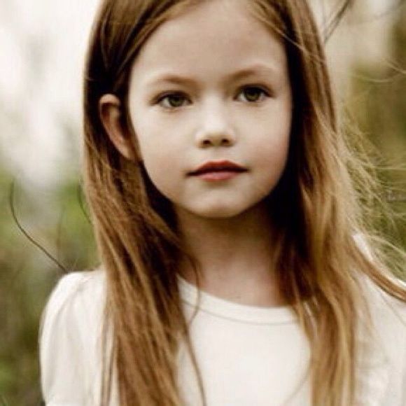 mackenzie foy,麦肯基 弗依 饰 蕾妮斯梅·卡理·卡伦是斯蒂芬妮