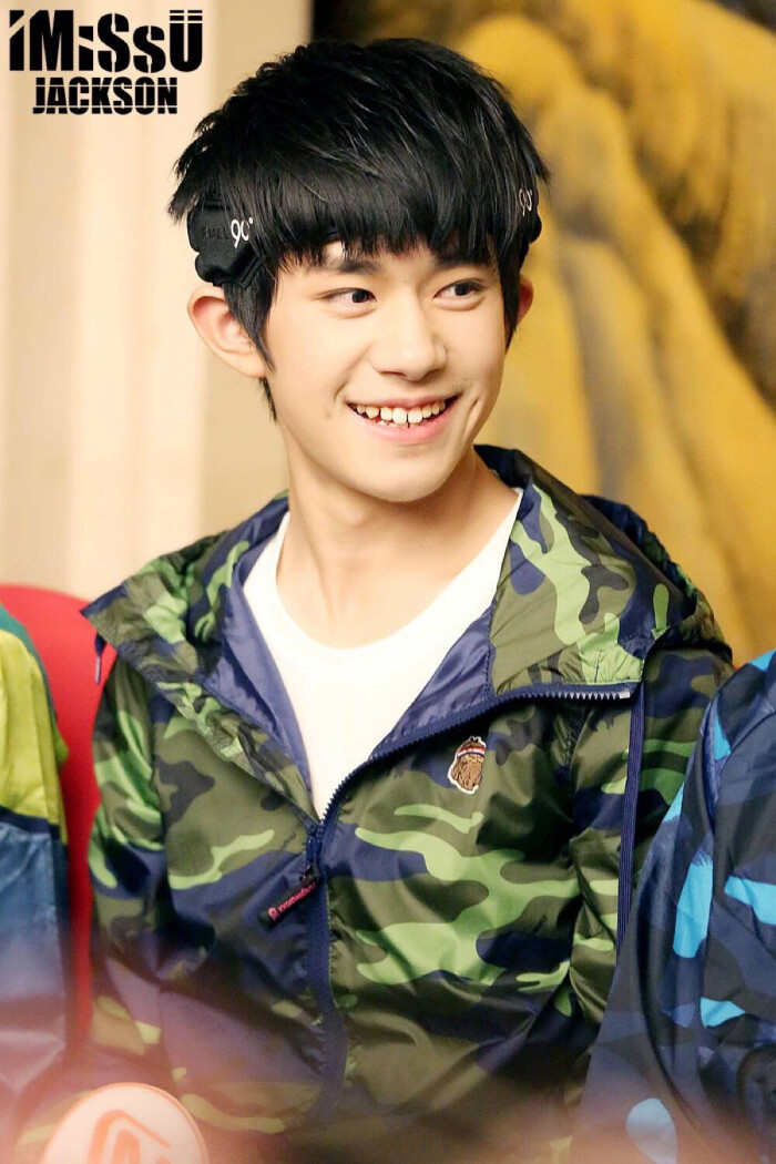 tfboys易烊千玺 151026 全员加速中发布会 高清 cr.logo 甜甜的笑