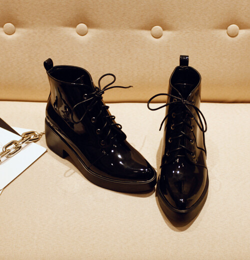 韩国官网同款 漆皮系带加厚底尖头粗跟短靴-堆