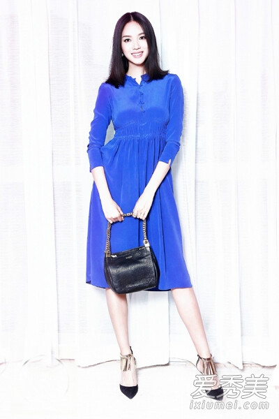 张梓琳--宝蓝色长袖连衣裙搭配系带高跟鞋…-堆