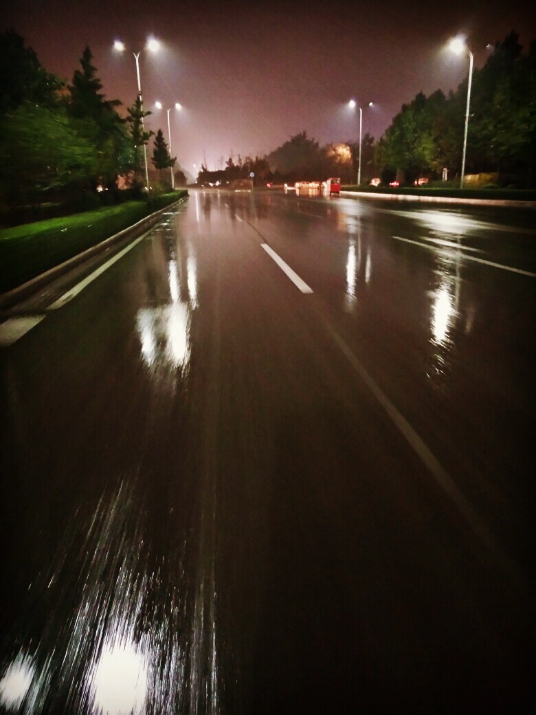 雨中的黑夜,十字路口,我在这儿,却不知向哪儿走