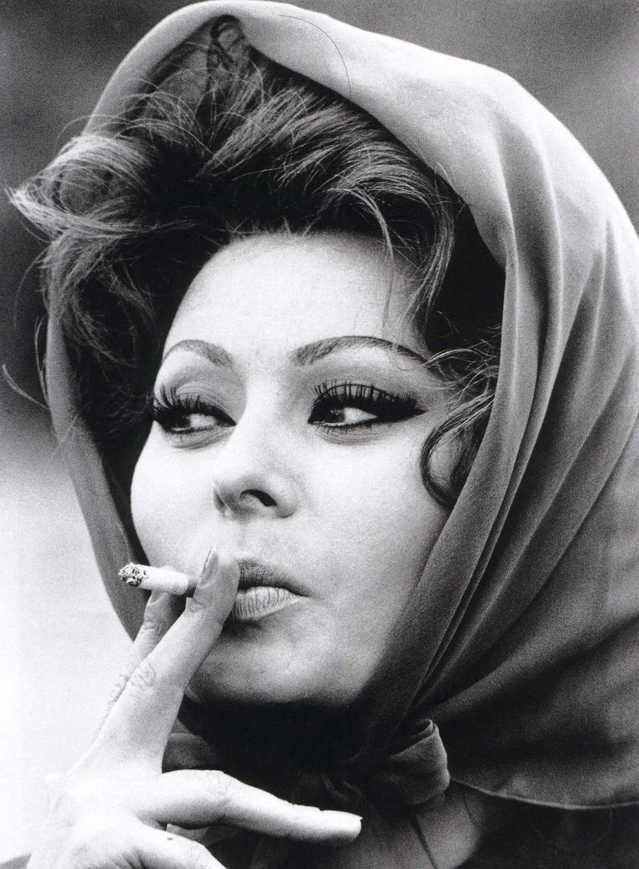 【索菲亚·罗兰(sophia loren,1934年9月20日]出生于意大利罗马.