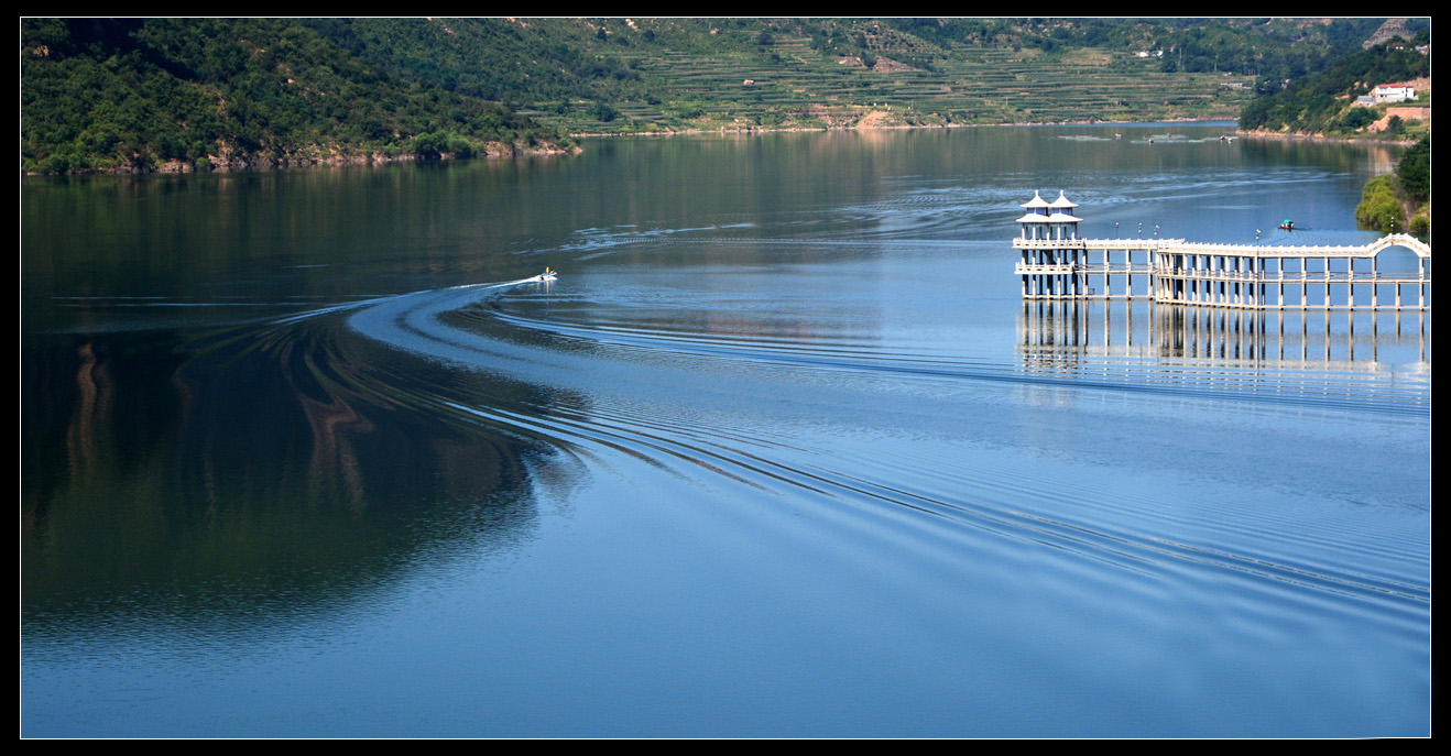 秦王湖,原名东石岭水库,始建于1969年,1978年主体完工,面积约9平方
