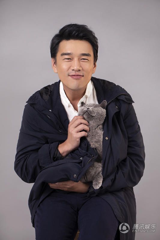片中,王耀庆一改往日高冷绅士风,变身"萌帅大叔",和猫模特各种玩闹