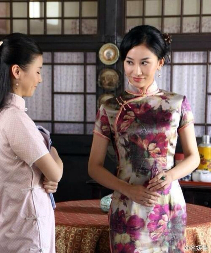 朱子岩在电视剧《刺刀英雄》中穿着的这一款真丝旗袍采用十分修身但绝