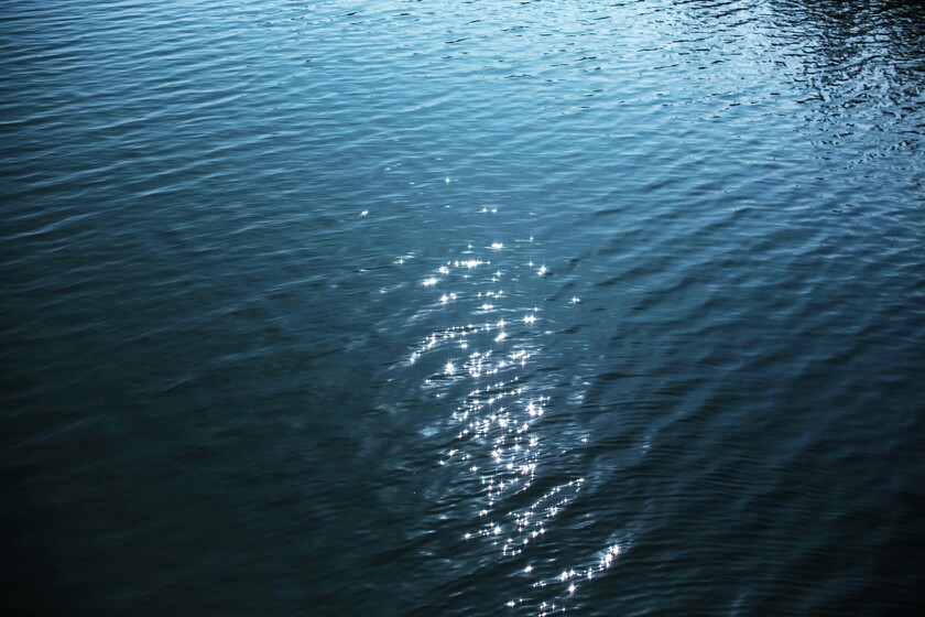 天空是永远平静的湖水,湖水是永不平静的天空.