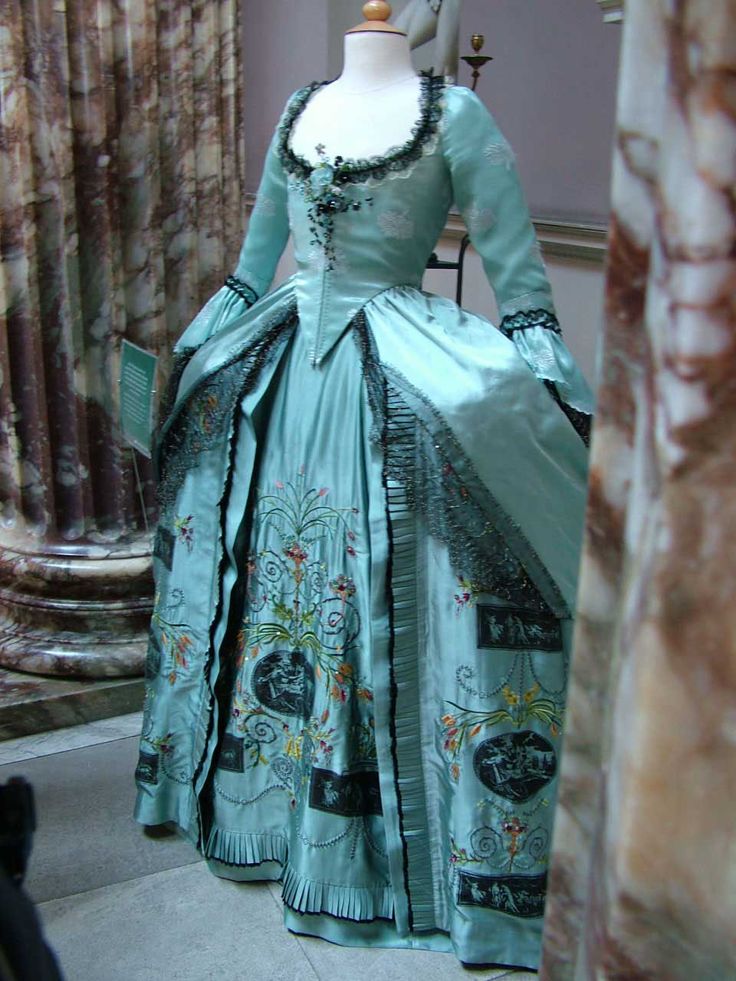英国典型的风格不同于法国的风格,是把长的背部和更少的裙撑在臀部