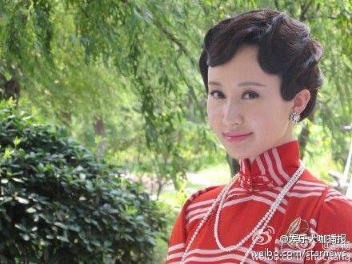 照片中舒畅身穿红色旗袍,发型复古,古典清秀.