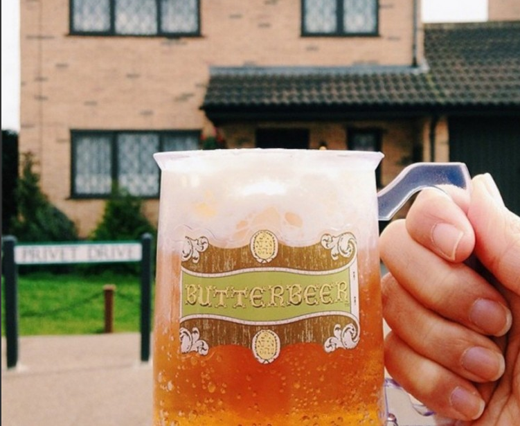 在这里喝到了鼎鼎大名的黄油啤酒(butterbeer,据说像是沙士加焦糖