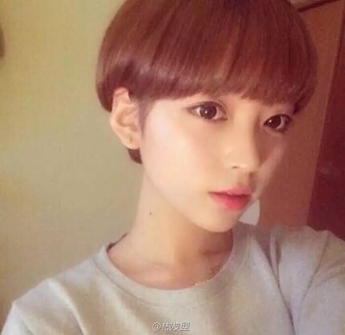 其实女生这种露耳短发照片不算好找,尤其还是自己想剪的.
