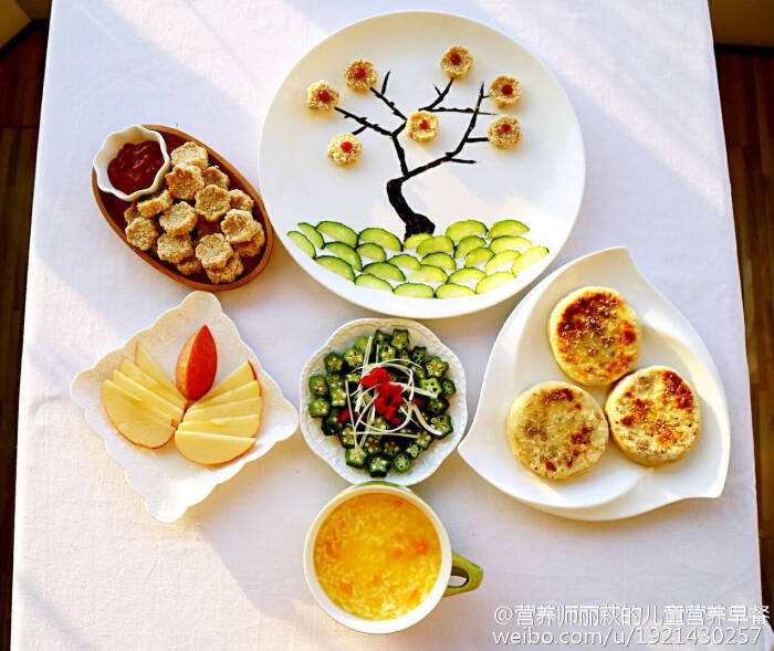 今日#儿童营养早餐# 豆沙芝麻饼、南瓜粥、…